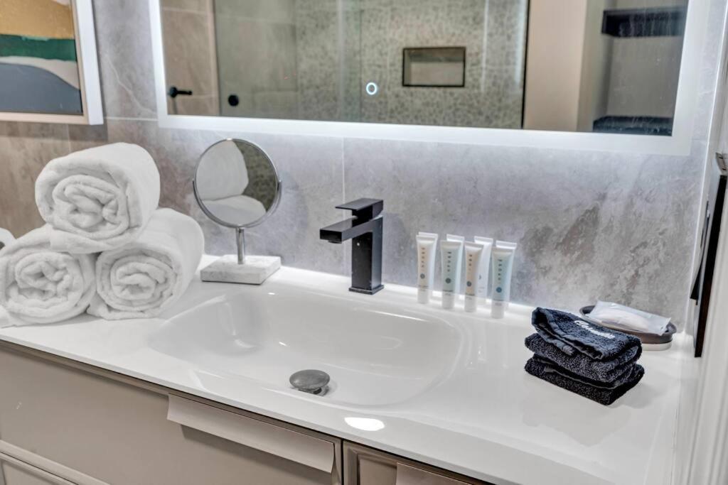 Апартаменты Luxurious Private Unit With Parking Майами Экстерьер фото
